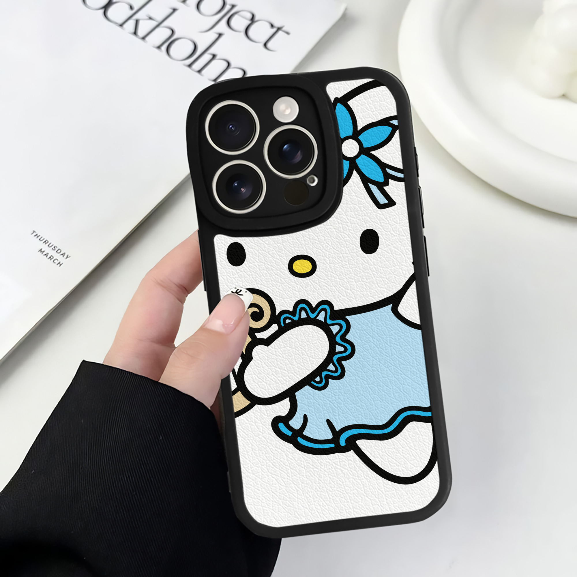 （画像用） Hello Kitty ハローキティ 【iPhone 16シリーズ対応】シリコンスマホケース（レザー調） 材質：シリコン